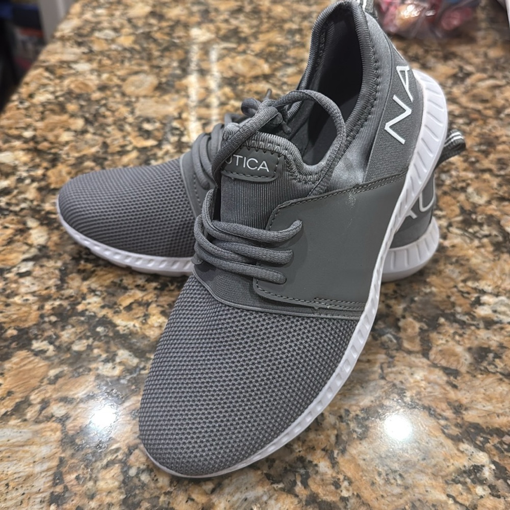 NWT Nautica Men’s Charcoal Gray Sneakers Size 5